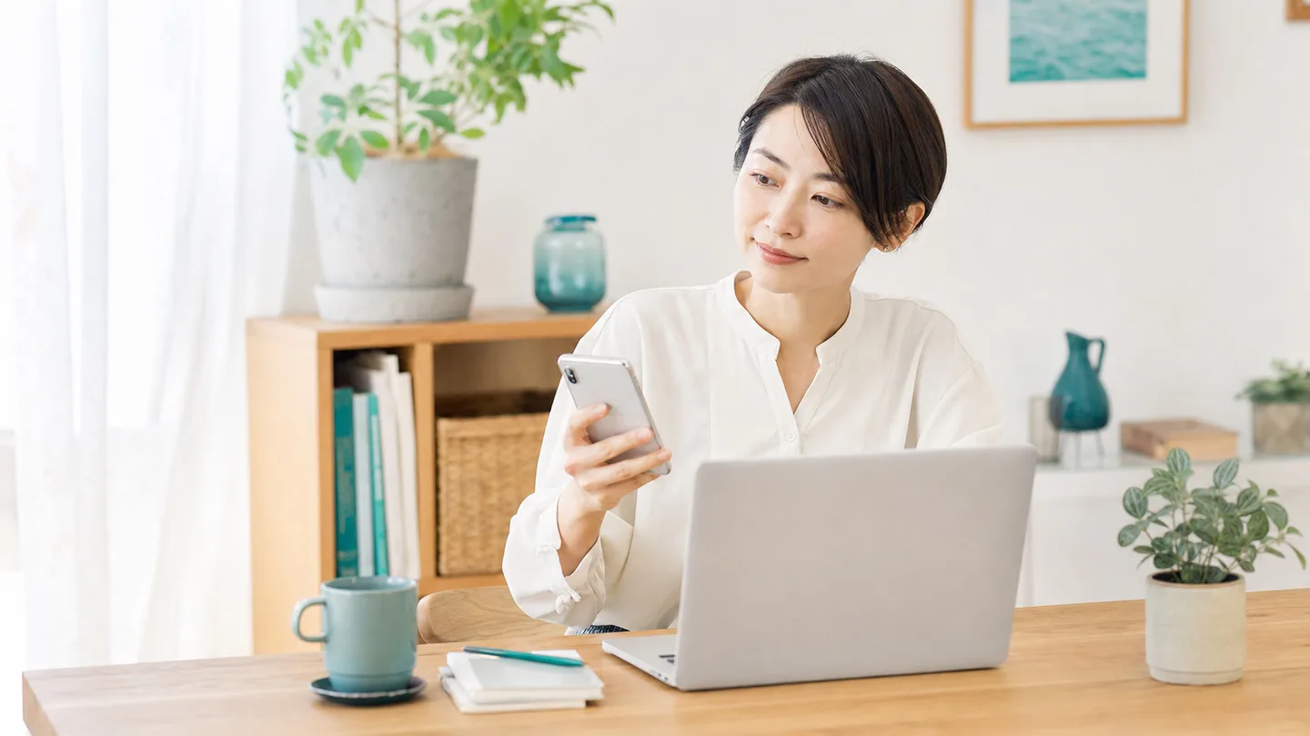 スマートフォンとパソコンを使って事業の情報発信を整理する個人事業主